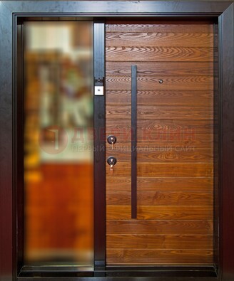Коричневая входная дверь c МДФ панелью и стеклом ЧД-38 в частный дом в Уфе