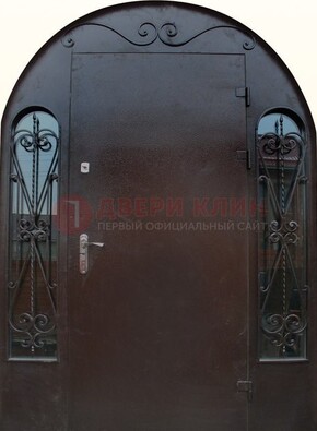 Арочная дверь со стеклом и ковкой ДА-16 под старину в Уфе