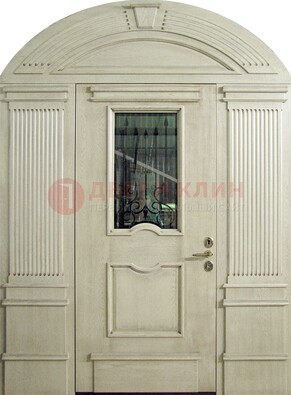 Белая входная дверь массив со стеклом и ковкой ДА-49 в Уфе