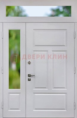 Белая полуторная железная дверь со стеклом и фрамугами ДФГ-10 в Уфе