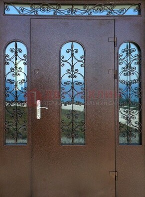 Железная парадная дверь со стеклом и ковкой ДПР-16 для общественных зданий в Уфе
