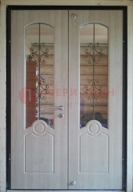 Парадная дверь со стеклянными вставками и ковкой ДПР-23 в деревянный дом в Уфе