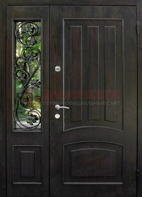 Парадная дверь со стеклянными вставками и ковкой ДПР-31 в кирпичный дом в Уфе