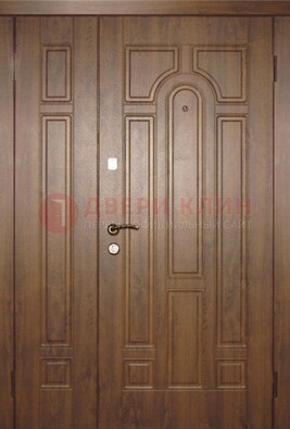 Двухстворчатая коричневая парадная дверь ДПР-48 в Уфе