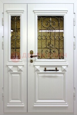 Белая парадная металлическая дверь со стеклом и ковкой ДПР-83 в Уфе