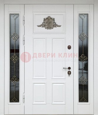 Белая входная парадная дверь со стеклом и ковкой ДПР-92 в Уфе