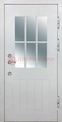 Белая уличная дверь со стеклом ДС-30 в Уфе