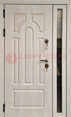 Белая металлическая дверь со стеклом ДС-68 в Уфе