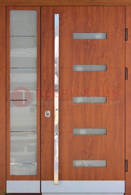 Коричневая металлическая дверь со стеклом ДС-72 в Уфе