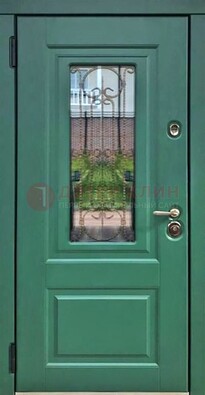 Зеленая металлическая дверь со стеклом и ковкой ДСК-113 в Уфе