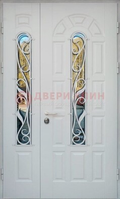 Распашная стальная дверь со стеклом и ковкой в белом цвете ДСК-120 в Пензе