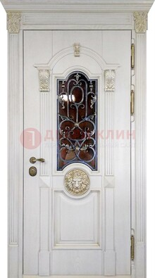 Белая железная дверь со стеклом и ковкой для кирпичного дома ДСК-155 в Уфе