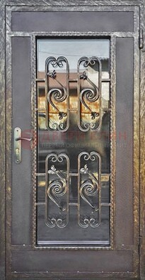 Коричневая наружная дверь порошок со стеклом и ковкой ДСК-160 в Уфе