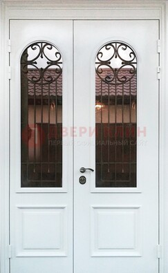 Белая стальная дверь стекло с ковкой и филенкой ДСК-201 в Уфе