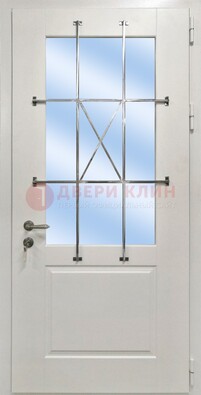 Белая простая железная дверь Винорит со стеклом и ковкой ДСК-257 в Уфе