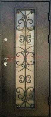 Входная дверь Дверь со стеклом и ковкой черного цвета ДСК-76 для веранды в Уфе