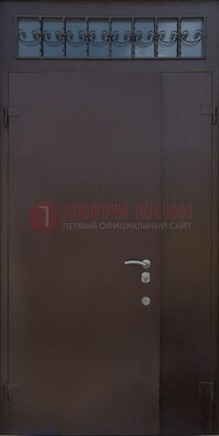 Коричневая тамбурная дверь со стеклянными вставками и ковкой ДТМ-39 в Уфе