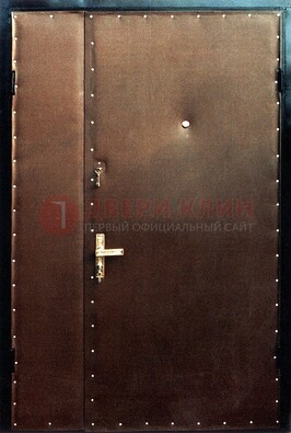 Коричневая тамбурная дверь с оформлением ДТМ-40 в Уфе