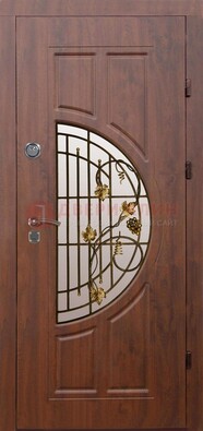 Стальная коричневая дверь с виноритом и ковкой ДВТ-82 в Уфе