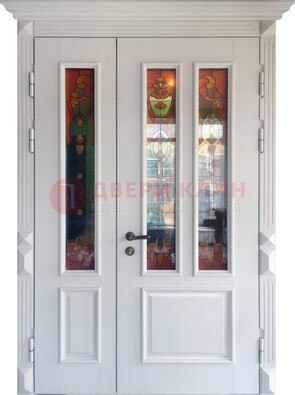 Белая полуторная металлическая дверь с витражом ВЖ-12 в Уфе