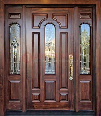 Железная классическая дверь с массивом дуба и витражом ВЖ-18 в Уфе