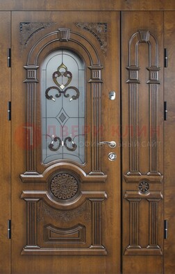 Коричневая двухстворчатая железная дверь с МДФ и витражом ВЖ-32 в Уфе