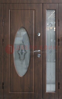 Коричневая двухстворчатая железная дверь с МДФ и витражом ВЖ-33 в Уфе
